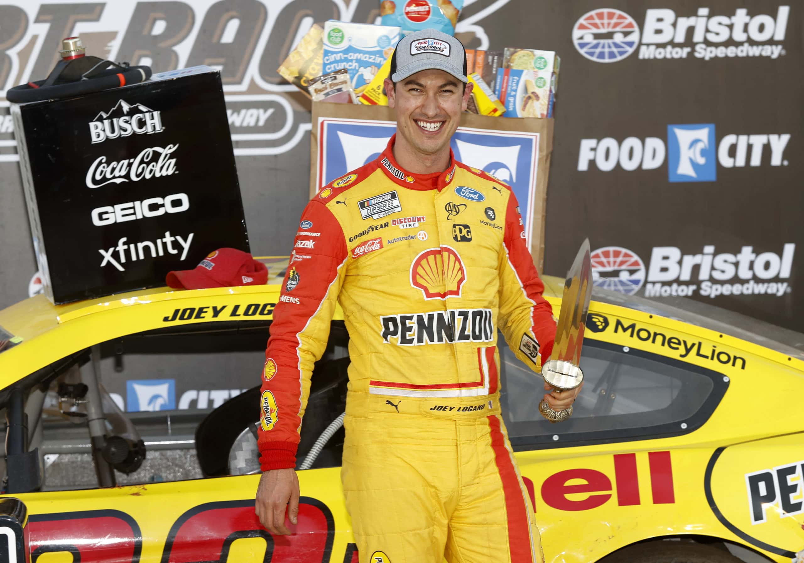 Joey Logano en pole à Martinsville