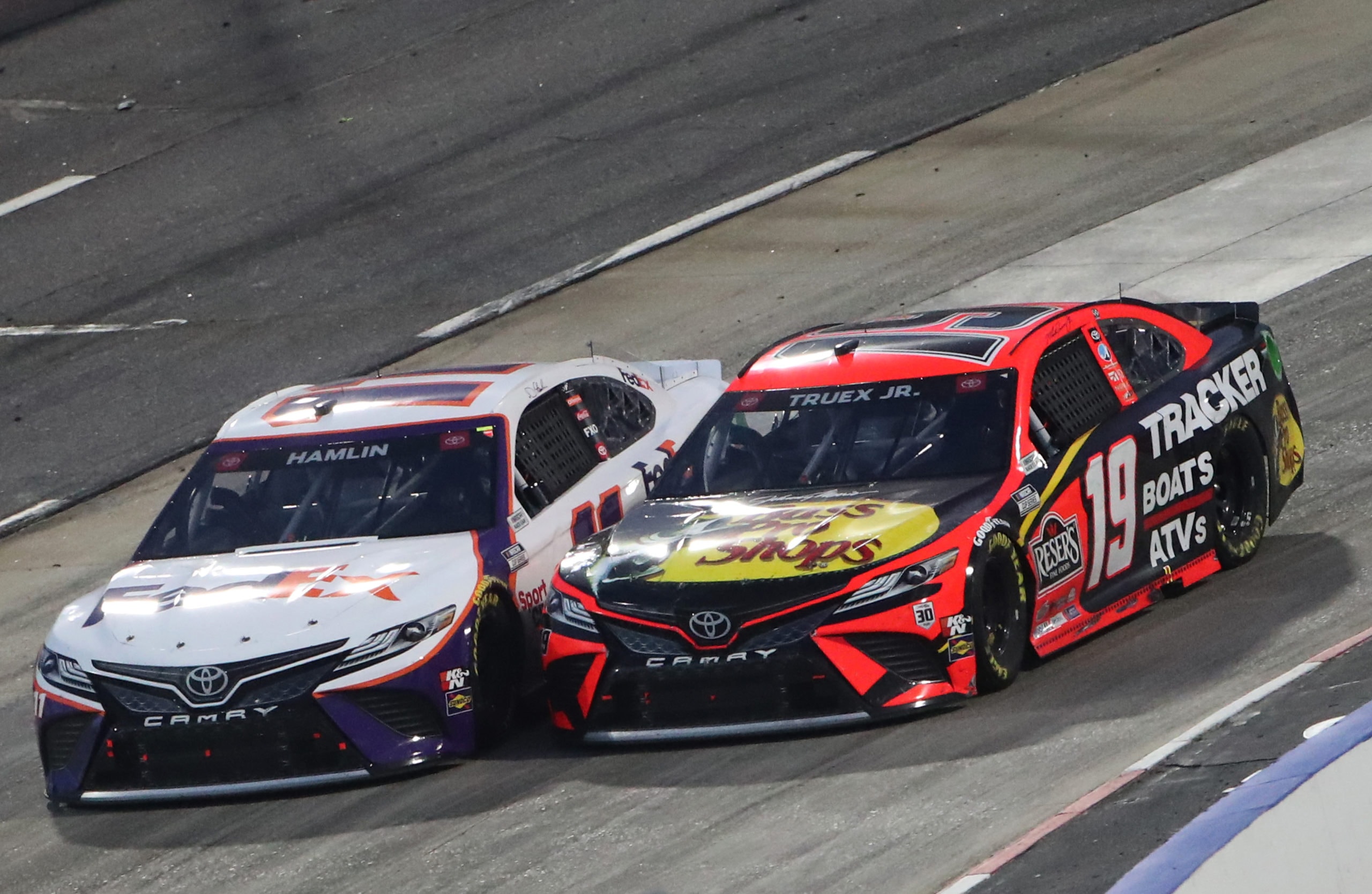 Martin Truex Jr. en pole à Richmond devant Denny Hamlin