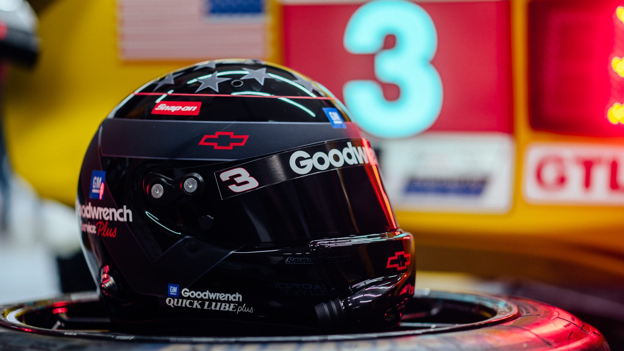 Jordan Taylor avec le casque de Dale Earnhardt au Mans