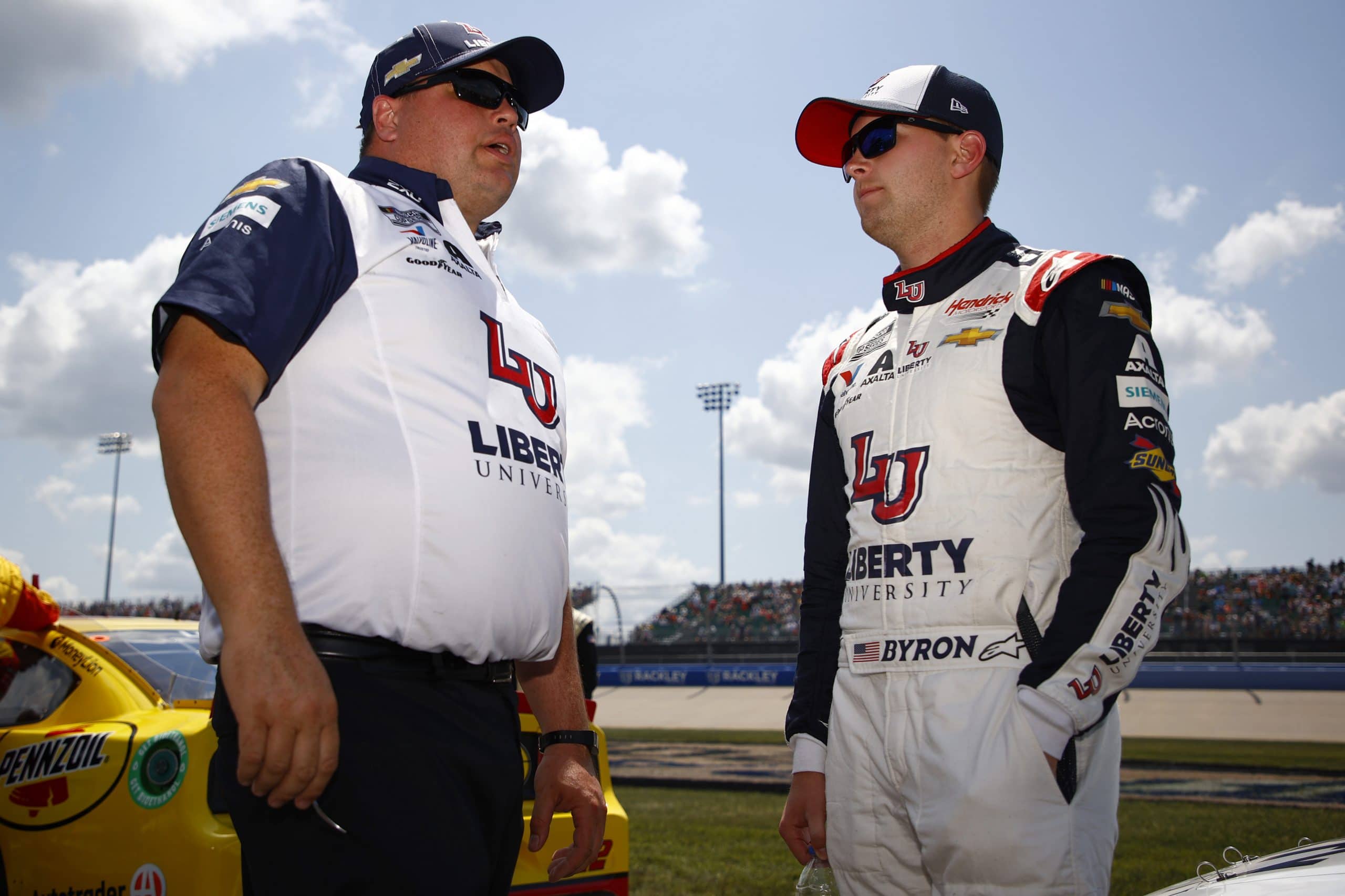 William Byron dos au mur à Bristol