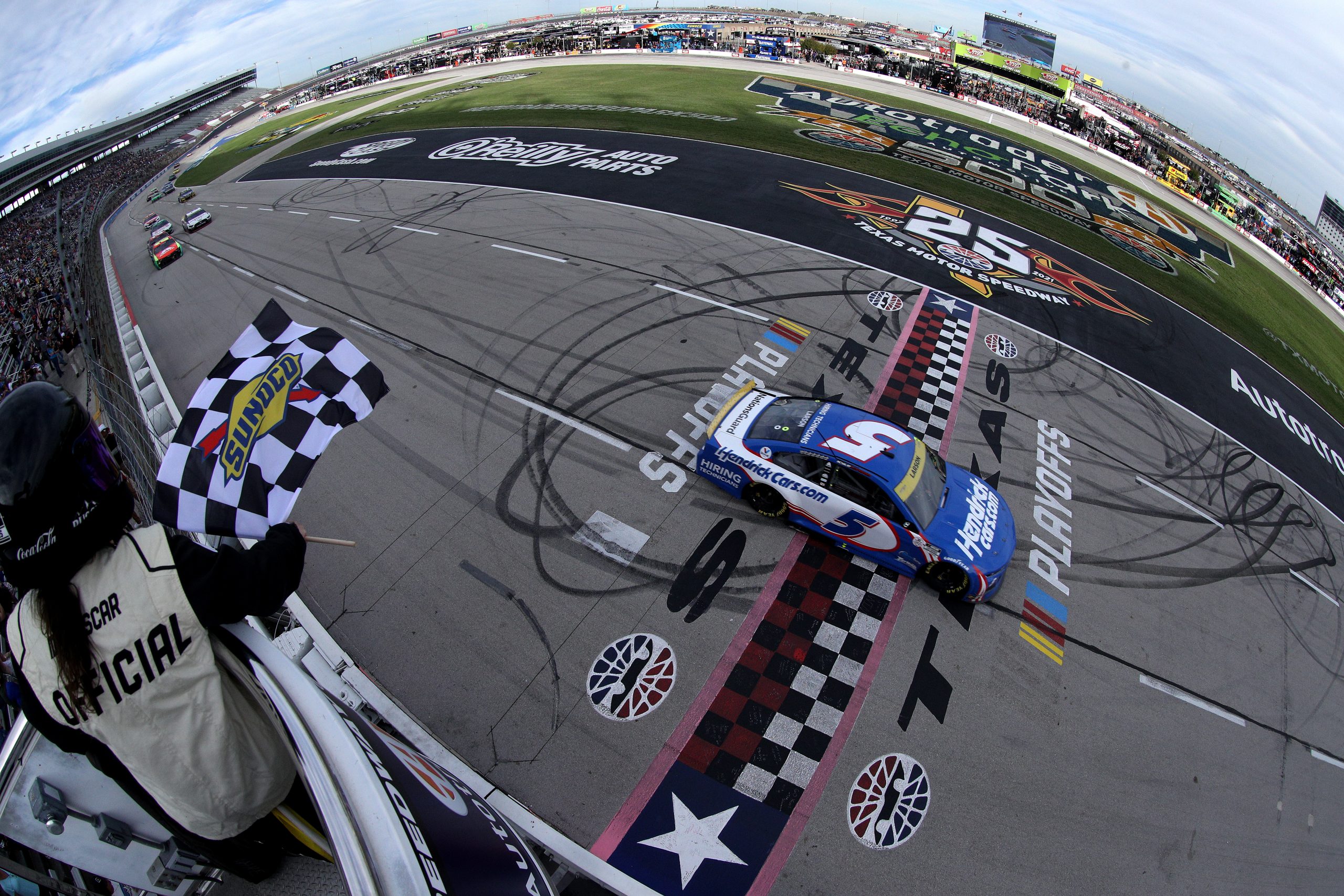 Impérial au Texas, Larson va en finale