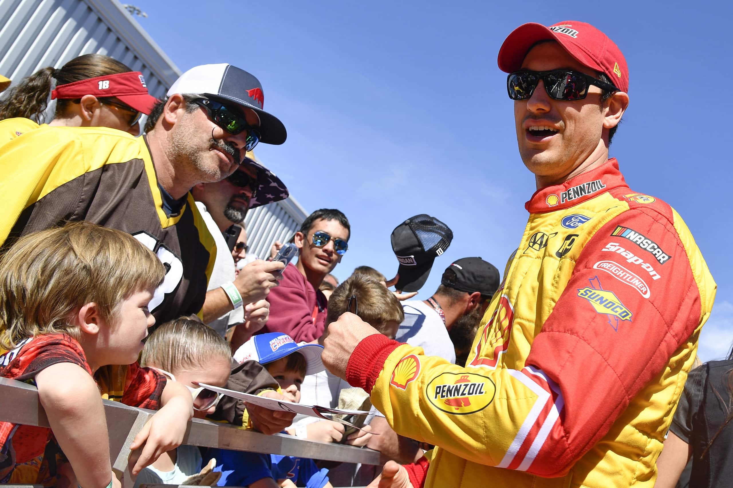 Joey Logano prend les commandes du championnat