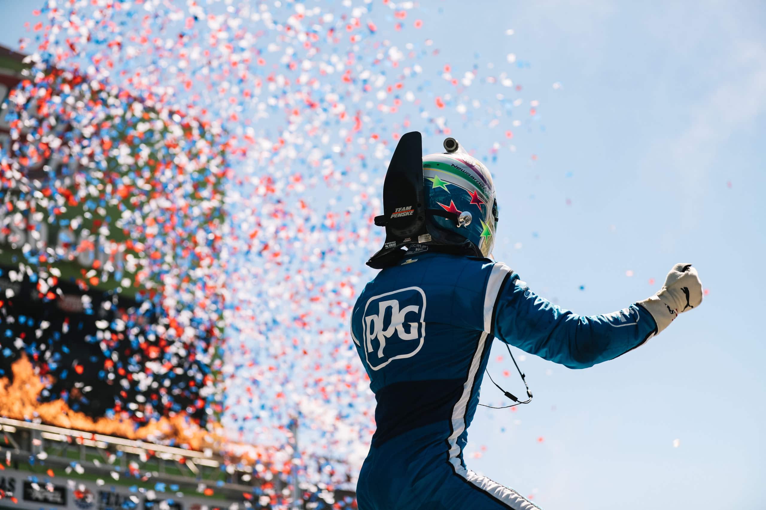 Josef Newgarden surpend Scott McLaughlin