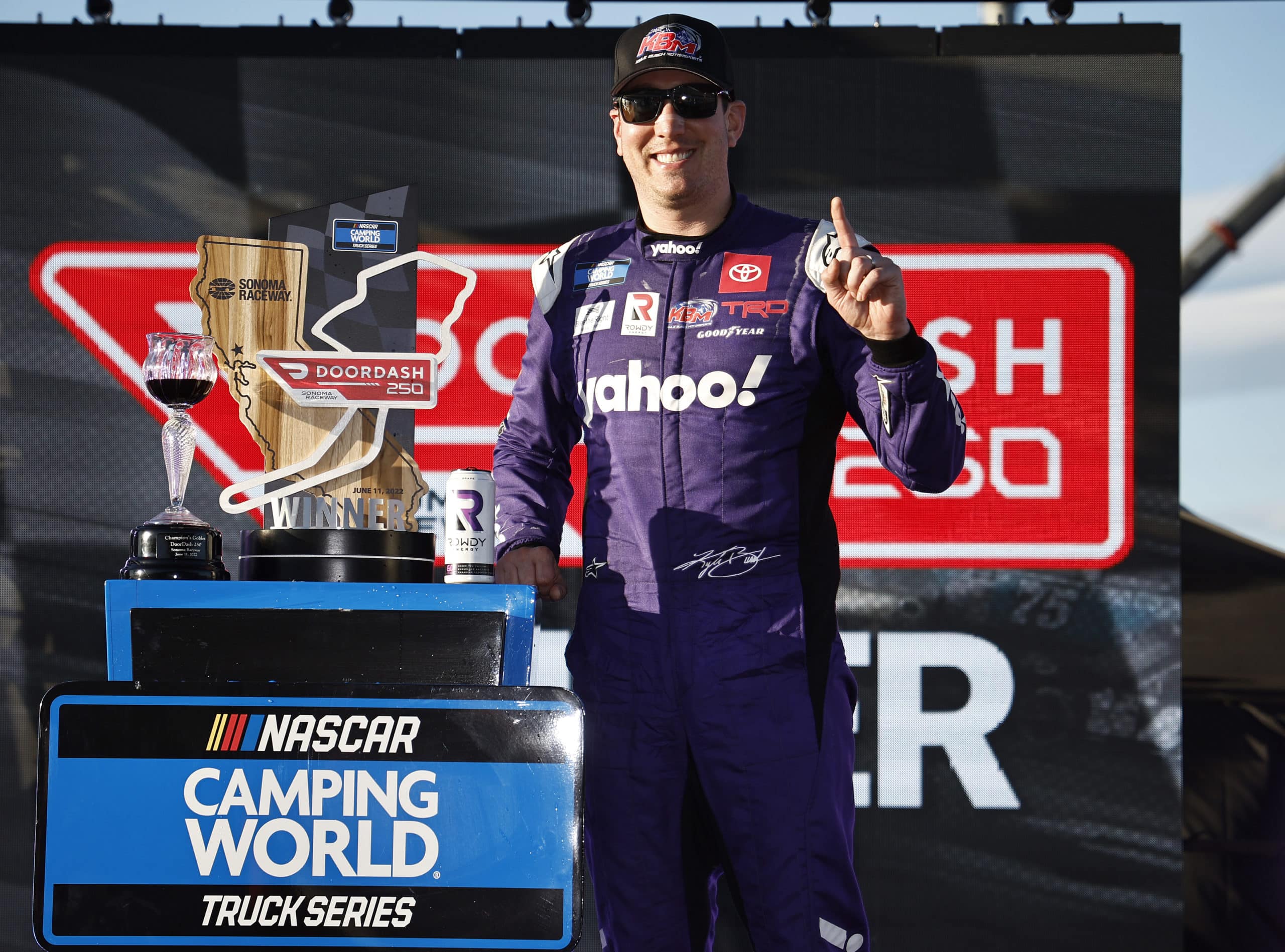 Kyle Busch résiste à Zane Smith