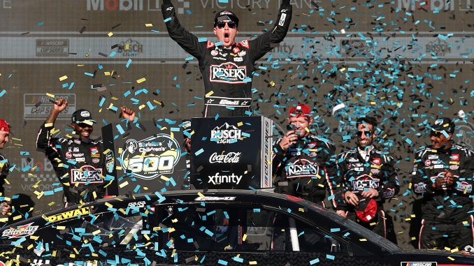 Christopher Bell résiste à Denny Hamlin