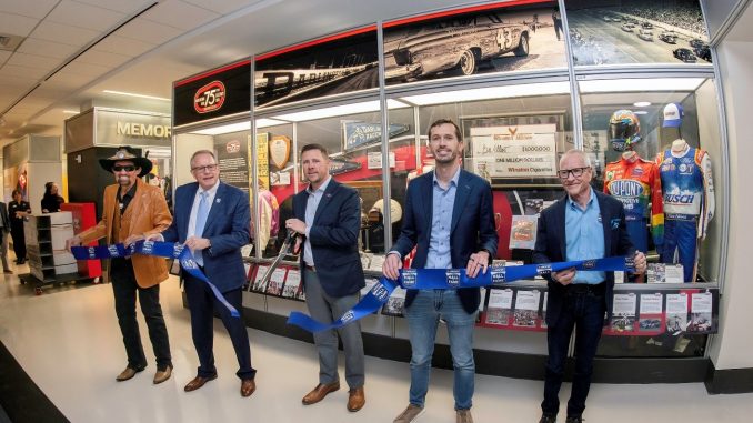 Une exposition du Darlington Raceway au NASCAR Hall of Fame pour les 75 ans du circuit
