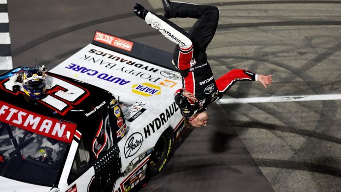 Daniel Hemric décroche sa première victoire en Truck Series au terme d’un finish musclé à Martinsville