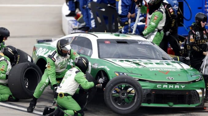 Erik Jones Disqualifié Martinsville